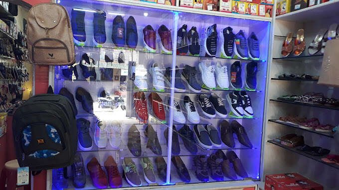 FAMOUS FOOTWEAR